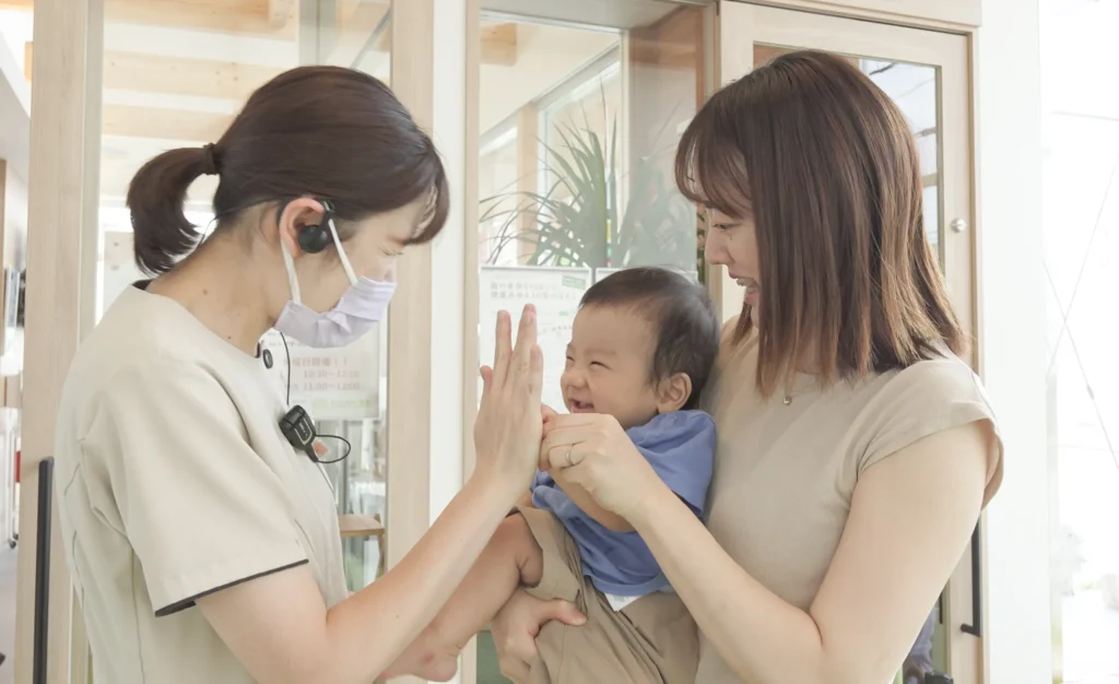 キッズスペースと保育士常駐でお子様連れも安心して通院可能